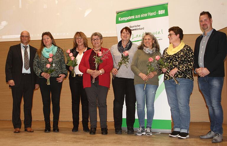Diese Damen führen im Jubiläumsfahrt den Kreisverband der Landfrauen und erhielten eine Ehrung mit BBV-Geschäftsführer Klaus Pieroth (links) und stellvertretendem Kreisobmann Markus Schmitt (rechts)