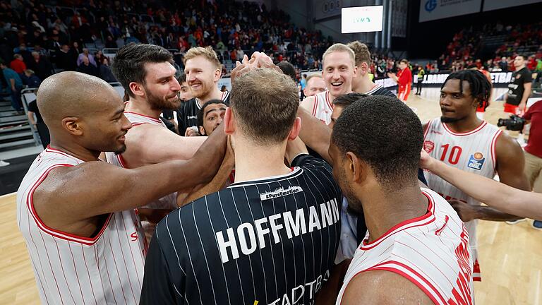 Die Würzburg Baskets bejubeln den Derbysieg in Bamberg.&nbsp;