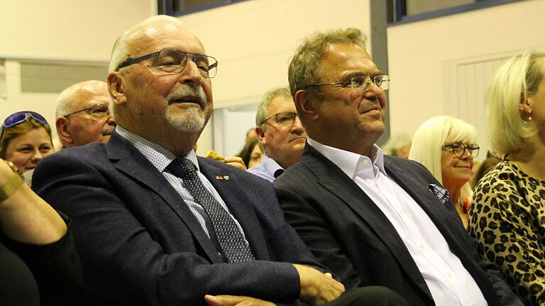 Als CSU-Ehrengäste begrüßt wurden unter anderem (v.l.) der ehemalige Bundestagsabgeordnete und Hoffmanns Vorgänger Wolfgang Zöller und Überraschungsgast Hans-Peter Friedrich, ehemals Bundesinnenminister und Vizepräsident des Deutschen Bundestages. Als CSU-Ehrengäste begrüßt wurden unter anderem (v.l.) der ehemalige Bundestagsabgeordnete und Hoffmanns Vorgänger Wolfgang Zöller und Überraschungsgast Hans-Peter Friedrich, ehemals Bundesinnenminister und Vizepräsident des Deutschen Bundestages.