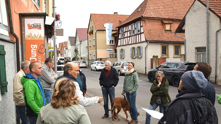 Die Parksituation im Altort von Sennfeld, hier bei der Begehung in der Hauptstraße zu Beginn des Integrierten Städtebaulichen Entwicklungskonzepts (ISEK) vor zwei Jahren, war Thema im Gemeinderat.