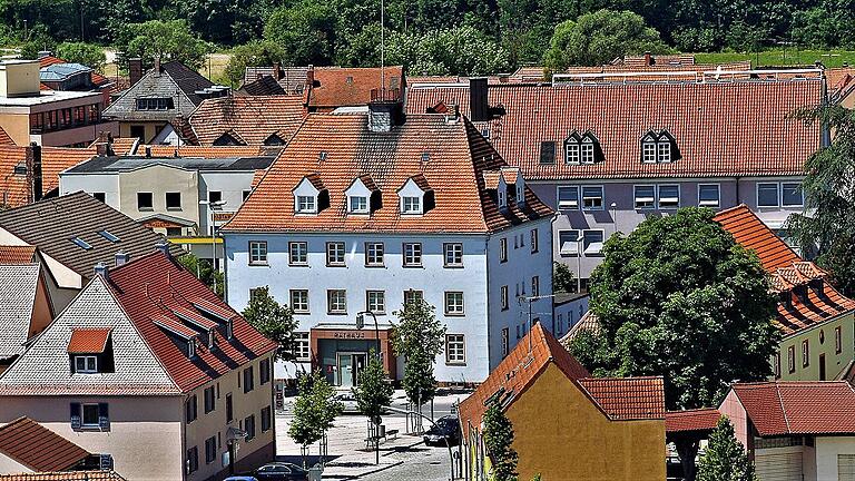 Eine Aufnahme von ungewohntem Standort mit einem nicht mehr vorhandenen Motiv: Vom Turm der St. Josefs-Kirche aus fotografierte Werner Fertig am 20. Juni 2002 Richtung Adenauerplatz und so auch das damalige Rathaus an der Luitpoldstraße. Das Gebäude hatte diese Funktion 1968 bekommen und sollte sie vier Jahrzehnte behalten.