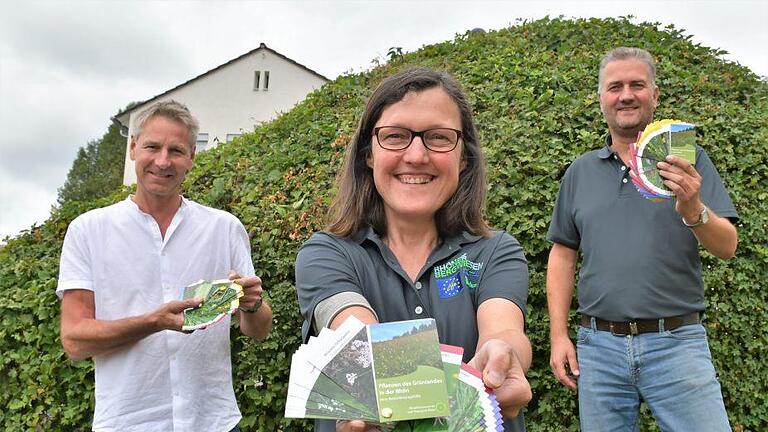 Elmar Herget (von links), Ulla Heckert (beide LIFE-Projekt 'Hessische Rhön') und Torsten Raab (Leiter Hessische Verwaltung UNESCO-Biosphärenreservat Rhön) präsentieren den neuen Fächer 'Pflanzen des Grünlandes in der Rhön'.  Foto: Anna-Lena Bieneck       -  Elmar Herget (von links), Ulla Heckert (beide LIFE-Projekt 'Hessische Rhön') und Torsten Raab (Leiter Hessische Verwaltung UNESCO-Biosphärenreservat Rhön) präsentieren den neuen Fächer 'Pflanzen des Grünlandes in der Rhön'.  Foto: Anna-Lena Bieneck