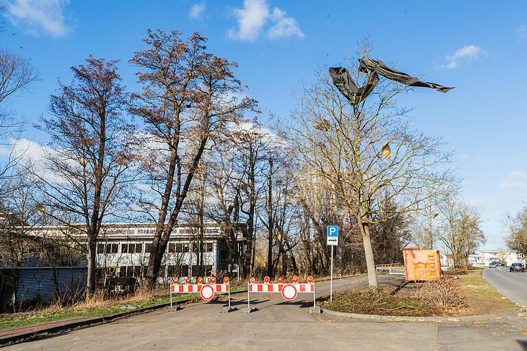 In Kitzingen hat der Sturm das Dach der Erich-Kästner-Schule teilweise abgedeckt. Etwa 250 Quadratmeter wurden heruntergerissen. Die großen Teile waren in der näheren Umgebung verstreut und in Bäumen hängengeblieben.