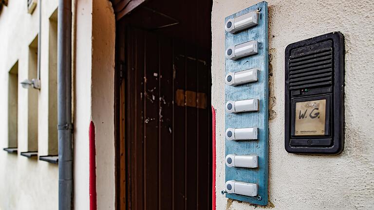 Der Hintereingang der Villa: sieben Klingelschilder ohne Namen, eine große Klingel der einstigen 'Wohngemeinschaft'. Der Hintereingang der Villa: sieben Klingelschilder ohne Namen, eine große Klingel der einstigen 'Wohngemeinschaft'.
