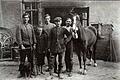 Josef Greßer mit seinen Söhnen Otto, Albert und Viktor vor der Schmiede um 1930. Sie haben wohl soeben das Pferd mit neuen Hufeisen beschlagen.