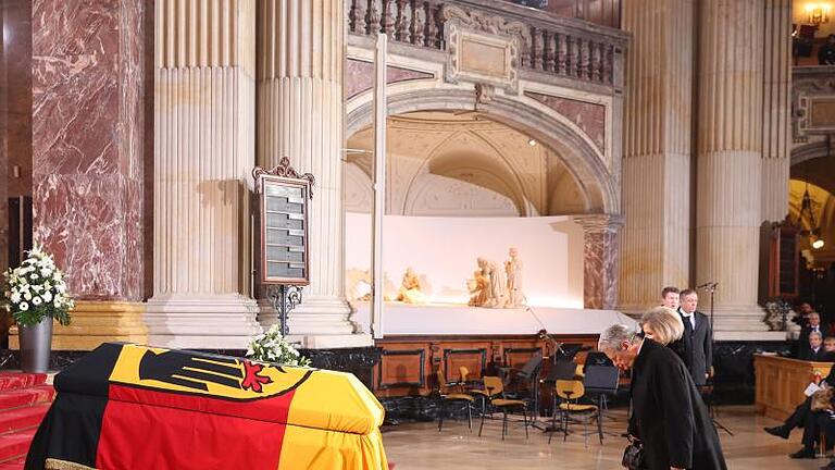 Bundespräsident Joachim Gauck und Alexandra Freifrau von Berlichingen verneigen sich vor dem Sarg des verstorbenen, ehemaligen Bundespräsidenten Roman Herzog in Berlin. Foto: Kay Nietfeld       -  Bundespräsident Joachim Gauck und Alexandra Freifrau von Berlichingen verneigen sich vor dem Sarg des verstorbenen, ehemaligen Bundespräsidenten Roman Herzog in Berlin. Herzog wurde 2017 mit einem Trauerstaatsakt gewürdigt.