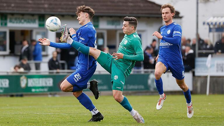 Patrick Hofmann (Mitte) von der DJK Gebenbach verteidigt gegen Fabio Hock (links). Der FV 04 Würzburg hat sein Heimspiel in der Fußball-Bayernliga mit 2:4 gegen die DJK Gebenbach verloren.