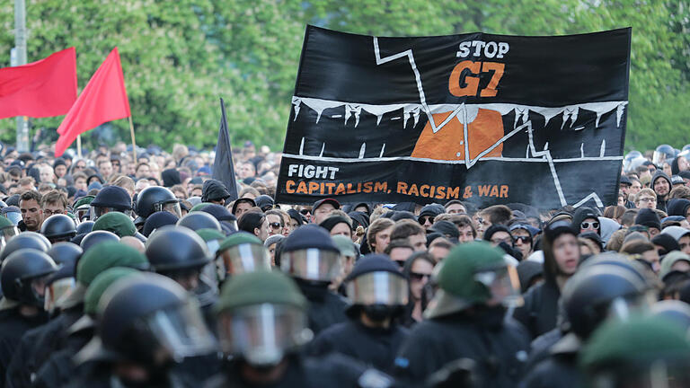 G7-Gegner       -  Demonstranten mit einem Banner «Stop G7» bei der Revolutionären 1. Mai-Demonstration 2015 in Berlin.