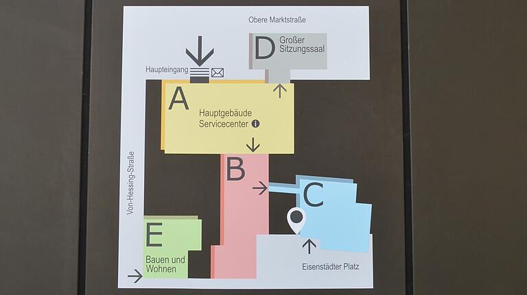 Der Plan am neuen Erweiterungsbau (Gebäude C) macht Besuchern klar, wo's langgeht.