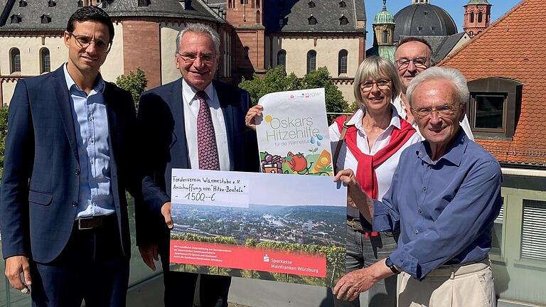 Andreas Mahler (von links), Gebietsdirektor Sparkasse Mainfranken, übergab einen symbolischen Spendenscheck an den Förderverein Wärmestube mit Vorsitzendem Paul Lehrieder (MdB), Ursula Karl und Bernhard Christof. Erich Beck gab den Anstoß für die Spendenaktion.