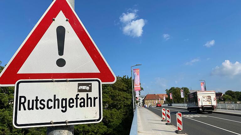 Teile des Geh- und Radwegs stadtauswärts auf der Maxbrücke in Schweinfurt werden in den kommenden zwei Wochen saniert. Die Baufirma muss Mängel einer früheren Baustelle beseitigen.