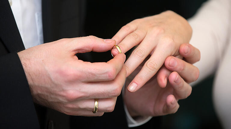 Trauring / Hochzeit       -  Wann ist der richtige Zeitpunkt, um zu heiraten? Eine Studie hat eine Antwort.