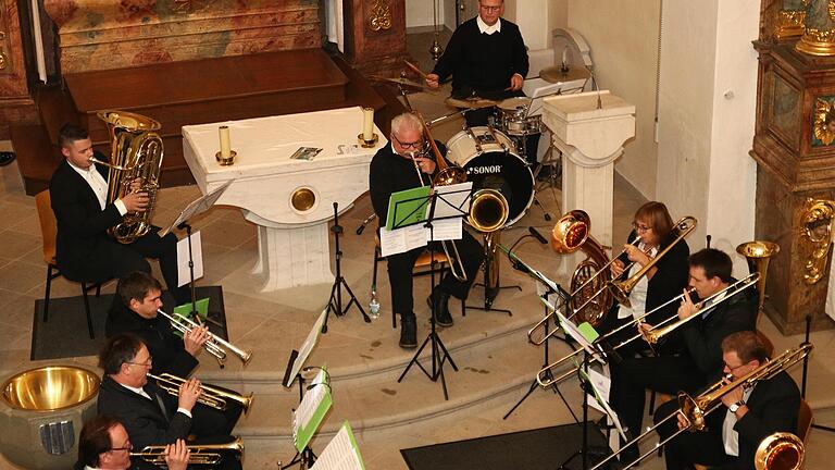 Das Brass-Ensemble „Tetila Brass“, im Chorraum der Reupelsdorfer St. Sebastiankirche, unter der Leitung von Fabian Weiß (hinten links an der Tuba).