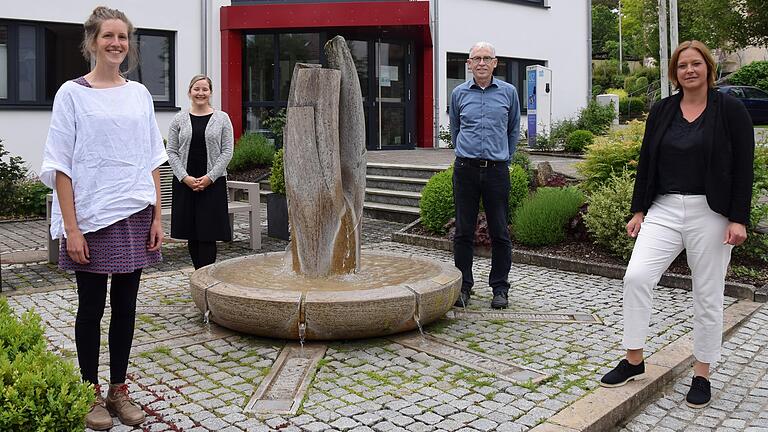 Als neue Projektleiterin für die Öko-Modellregion Oberes Werntal wurde Anja Scheurich (links) vorgestellt. In Greßthal dabei waren (von links): FiBL-Bereichsleiterin Nicole Nefzger, Wasserlosens Bürgermeister Anton Gößmann und Allianzsprecherin Simone Seufert. Als neue Projektleiterin für die Öko-Modellregion Oberes Werntal wurde Anja Scheurich (links) vorgestellt. In Greßthal dabei waren (von links): FiBL-Bereichsleiterin Nicole Nefzger, Wasserlosens Bürgermeister Anton Gößmann und Allianzsprecherin Simone Seufert.