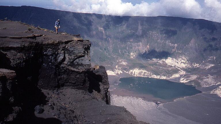 Das Foto zeigt&nbsp;den Krater, der durch die gewaltige Eruption des Vulkans Tambora im Jahr 1815 in Indonesien entstand. Durch Missernten infolge des Ausbruchs hungerten auch im heutigen Landkreis Main-Spessart die Menschen.