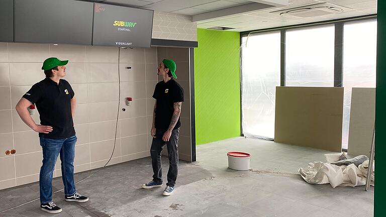 Noch ist der Subway Kitzingen eine Baustelle, aber bald werden dort Sandwiches belegt und verkauft. Die Betreiber Simon (links) und Matthias Rodamer freuen sich schon auf die Eröffnung. Noch ist der Subway Kitzingen eine Baustelle, aber bald werden dort Sandwiches belegt und verkauft. Die Betreiber Simon (links) und Matthias Rodamer freuen sich schon auf die Eröffnung.