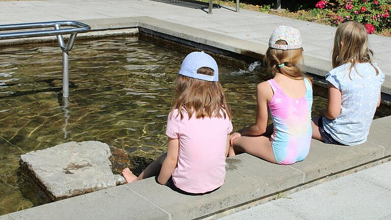 Am Tretbecken in der Luitpoldaue von Mühlbach lässt es sich auch an heißen Tagen aushalten. Die Großen können durchs Wasser waten. Kinder wie diese drei jungen Erfrischungssuchenden baden auch gerne im kühlen Wasser. Am Tretbecken in der Luitpoldaue von Mühlbach lässt es sich auch an heißen Tagen aushalten. Die Großen können durchs Wasser waten. Kinder wie diese drei jungen Erfrischungssuchenden baden auch gerne im kühlen Wasser.