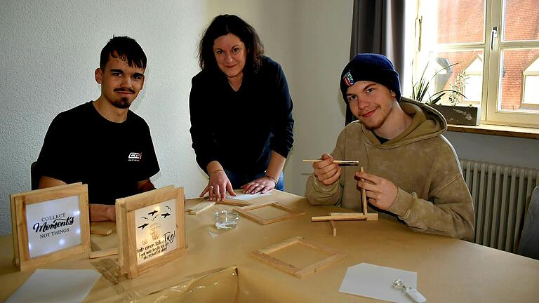 Bewegung, aber auch Entspannung bei den Gesundheitstagen: Aus schlichten Holzklötzchen entstanden im Caritas-Don Bosco-Bildungszentrum mit wenigen Handgriffen beleuchtete Kunstwerke, die eine warme Atmosphäre schaffen.