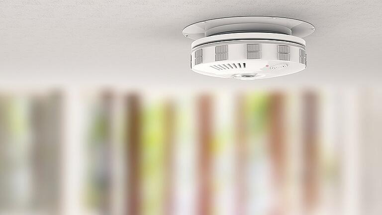 smoke detector on ceiling       -  _