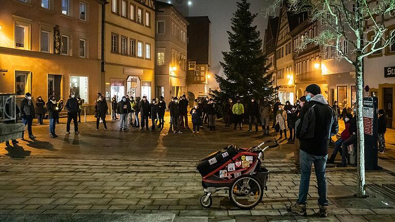 Die Anti-Impf-Demo endete am Ochsenfurter Marktplatz.