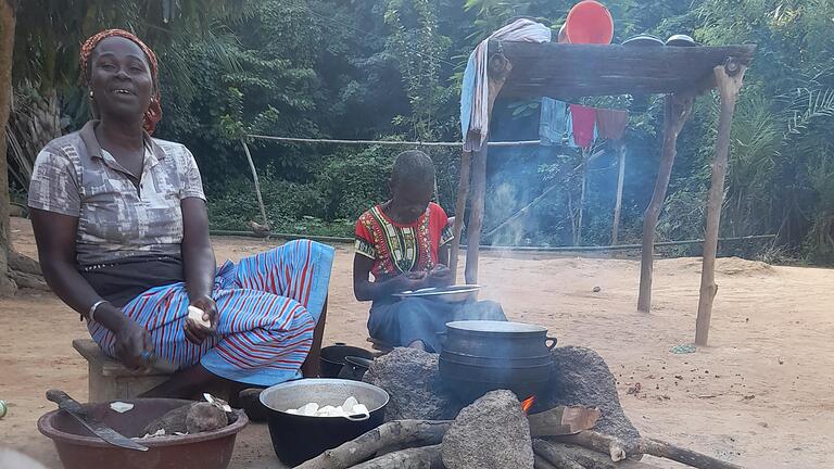 Frauen der Elfenbeinküste beim Kochen auf dem Lande.