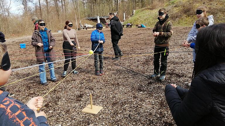 Marktbreiter Realschüler bei der gemeinsamen Bewältigung einer gestellten Teamaufgabe im Waldorado