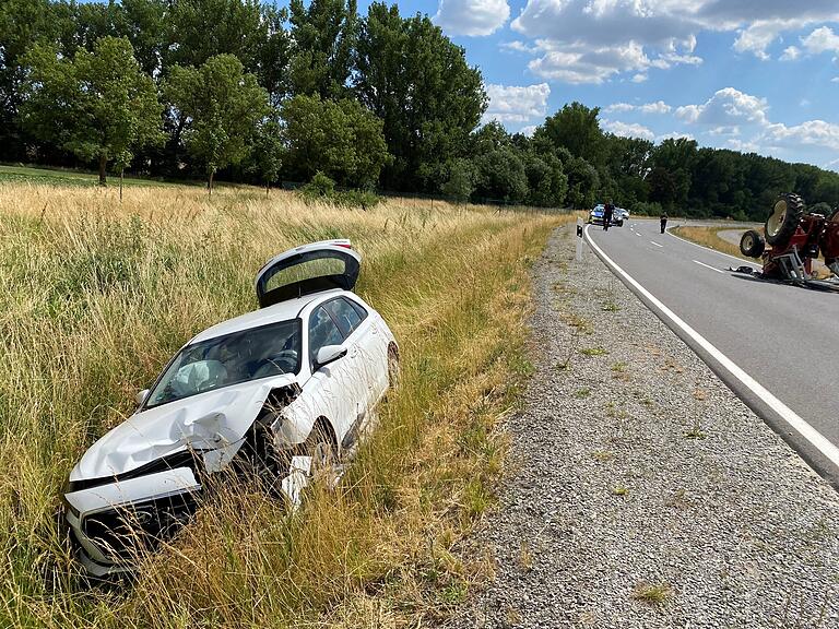 Der Hyundai mit dem 26-jährigen Fahrer am Steuer landete nach der Kollision des Traktors (rechts im Bild) im Straßengraben.