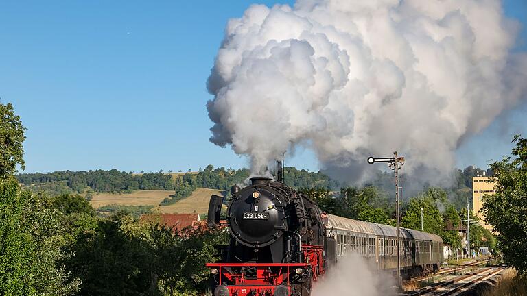 Der Verein&nbsp;Eisenbahn-Nostalgiefahrten-Bebra plant am 9. Mai eine Fahrt von Würzburg nach Nördlingen mit dieser Dampflok und den angehängten Reisezugwagen.