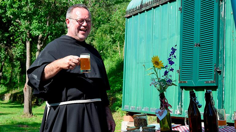 Er ist davon überzeugt, dass der Weg zum Himmel an einem Biergarten vorbeiführt: Bruder Tobias Matheis vom Kloster Schönau bei Gemünden.