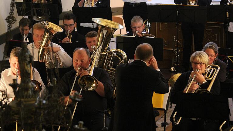 90 Jahre alt und noch immer spritzig und herzerfrischend. Welch ein Vergnügen, dem Jubiläumskonzert des Posaunenchors Friesenhausen zu lauschen. Ob Jazz, Dixie oder Tango, ob Choral, Intrade oder Hymnus - die Bläser begeisterten das Publikum in der voll besetzten St. Georg Kirche mit einem breiten musikalischen Repertoire.