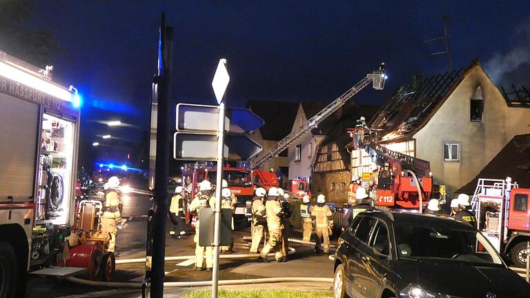 Mit einem Großaufgebot an Einsatzkräften kämpften die Feuerwehren gegen die Flammen. Mit einem Großaufgebot an Einsatzkräften kämpften die Feuerwehren gegen die Flammen. 