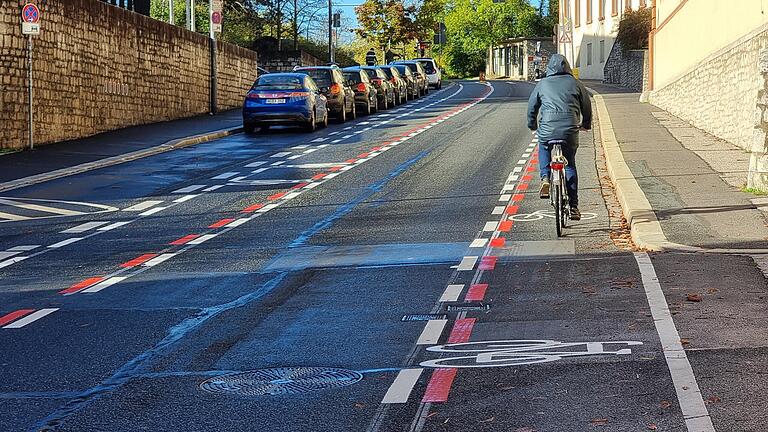 Vor kurzem wurden in der Zeller Straße im Mainviertel die beidseitigen Radstreifen zusätzlich zu den bereits bestehenden weißen Streifen durch rote Straßenmarkierungen abgesetzt. Was ist der Hintergrund?