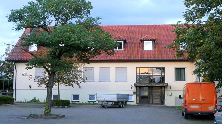 Den ehemaligen Landgasthof Schafhof in Obertheres will die Regierung von Unterfranken vom privaten Eigentümer anmieten und dort eine Gemeinschaftsunterkunft für Asylbewerber schaffen. Den ehemaligen Landgasthof Schafhof in Obertheres will die Regierung von Unterfranken vom privaten Eigentümer anmieten und dort eine Gemeinschaftsunterkunft für Asylbewerber schaffen.