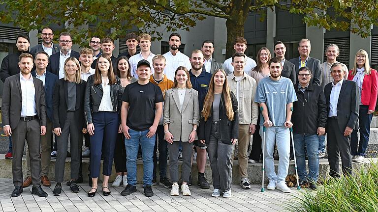 Die freigesprochenen Azubis und Dualen Studierenden der Fränkische Group.