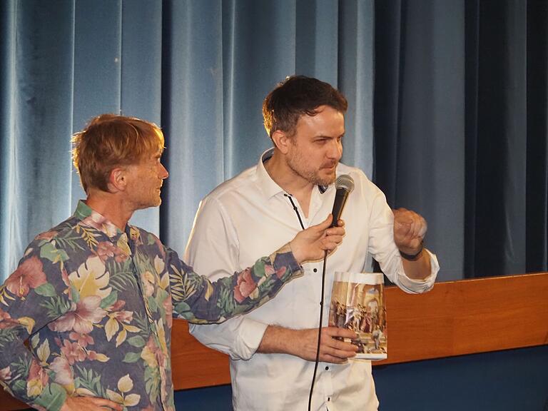 Popcorn für Kittelschürzen-Promoter Tobias Köhlerschmidt gab es von KulturPackt-Geschäftsführer Gerald J. Günther. Popcorn für Kittelschürzen-Promoter Tobias Köhlerschmidt gab es von KulturPackt-Geschäftsführer Gerald J. Günther.