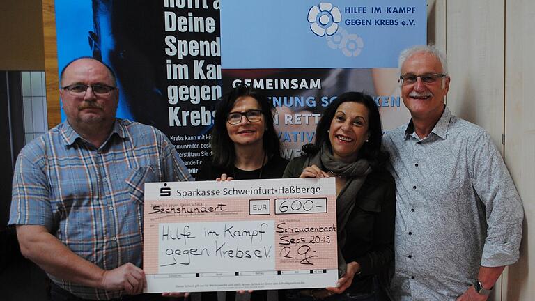 Im Bild von links: Peter Kamm (EVS), Edith Kamm (EVS), Gabriele Nelkenstock (Hilfe im Kampf gegen Krebs) und Reinhold Günther (EVS). Im Bild von links: Peter Kamm (EVS), Edith Kamm (EVS), Gabriele Nelkenstock (Hilfe im Kampf gegen Krebs) und Reinhold Günther (EVS).