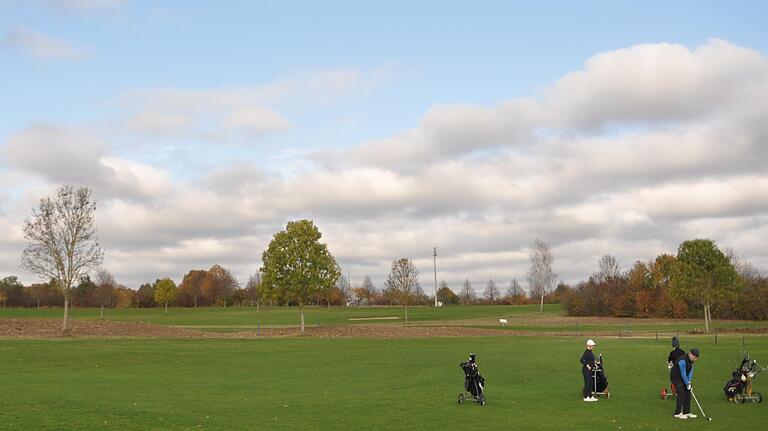 Entspannen in der Natur: Die bayerischen Golfclubs hatten ein Hygienekonzept, das ein Aufeinandertreffen mehrerer Menschen auf dem weitläufigen Gelände unmöglich gemacht hätte. Entspannen in der Natur: Die bayerischen Golfclubs hatten ein Hygienekonzept, das ein Aufeinandertreffen mehrerer Menschen auf dem weitläufigen Gelände unmöglich gemacht hätte.