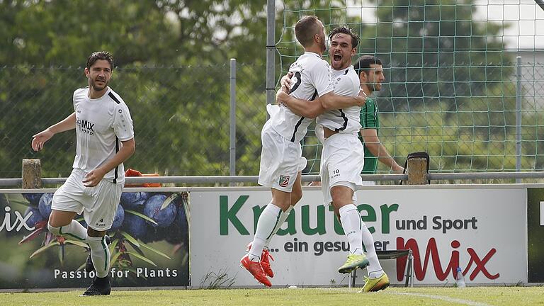 Severo Sturm (rechts) und Adrian Dußler freuen sich zusammen über Sturms Tor im Toto-Pokal-Spiel gegen Türkgücü München (3:5). Insgesamt erzielte Sturm in diesem Spiel drei Tore. Zum Start in die Bayernliga Nord treten die Abtswinder zu Hause gegen den SV Vatan Spor Aschaffenburg an. Severo Sturm (rechts) und Adrian Dußler freuen sich zusammen über Sturms Tor im Toto-Pokal-Spiel gegen Türkgücü München (3:5). Insgesamt erzielte Sturm in diesem Spiel drei Tore. Zum Start in die Bayernliga Nord treten die Abtswinder zu Hause gegen den SV Vatan Spor Aschaffenburg an.