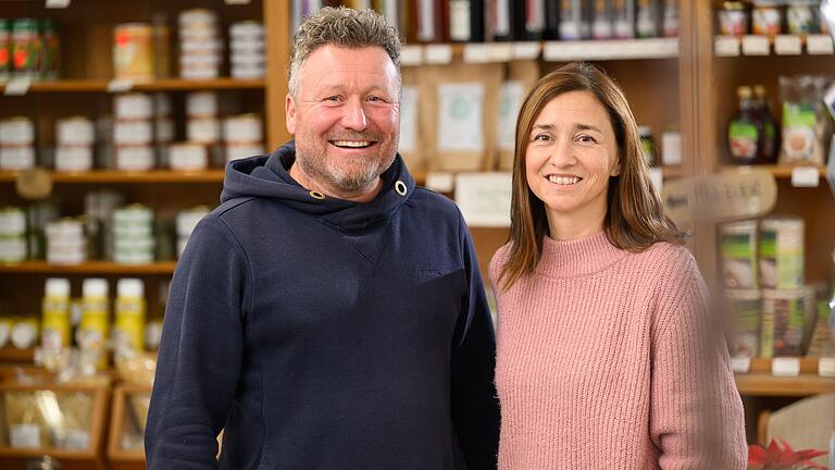 Armin Gardill und Daniela Bouveret führen den Dorfladen in Geroldshausen. Trotz der hohen Stundenzahl arbeiten sie ehrenamtlich.