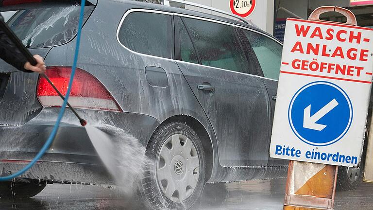 Nach den Vorgängen an einer SB-Waschstraße in Volkach (hier ein Symbolbild) ermittelt die Polizei.