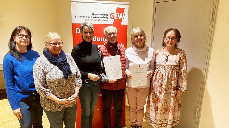 Die GEW Ost-Unterfranken mit neuem Vorstand und geehrten Mitgliedern (von links): Kassenprüferin Manuela Wagner, Schatzmeisterin Sieglinde Ploner, Bezirksvorsitzende Monika Hartl, stellvertretend für alle Geehrten Prof. Dr. Herbert Wiener für 60 Jahre, Claudia Hempfling für 40 Jahre und die neue Vorsitzende Heike Heck. Die GEW Ost-Unterfranken mit neuem Vorstand und geehrten Mitgliedern (von links): Kassenprüferin Manuela Wagner, Schatzmeisterin Sieglinde Ploner, Bezirksvorsitzende Monika Hartl, stellvertretend für alle Geehrten Prof. Dr. Herbert Wiener für 60 Jahre, Claudia Hempfling für 40 Jahre und die neue Vorsitzende Heike Heck.