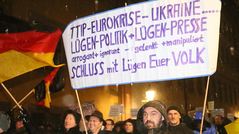 Pegida, Wügida       -  zum 10. Mal demonstriert Pegida in Würzburg