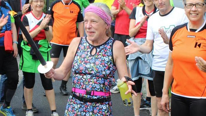 Marika Heinlein ist am 13. Mai in Wiesentheid zu ihrem Lauf in die französische Partnerstadt Rouillac gestartet, um bis Pfingsten eine Flamme dorthin zu bringen.