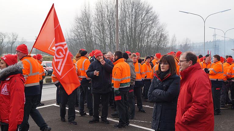 Deutschlandweit rief die IG-Metall in dieser Woche zu Warnstreiks auf, am Donnerstag legten auch Arbeitnehmer im Landkreis Haßberge die Arbeit nieder. Rund 250 streikende Betriebsangehörige von Schaeffler in Eltmann, Bosch Rexroth in Augsfeld und der Fränkischen Rohrwerke in Königsberg trafen sich am Donnerstagvormittag zu einer gemeinsamen Kundgebung vor dem Betriebsgelände von Schaeffler.