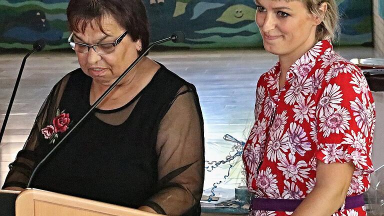 Agathe Switon, stellvertretende Schulleiterin, und Lehrerin Chrysantha Fehn (von rechts) bei ihrer Laudatio auf Josef Friedrich.