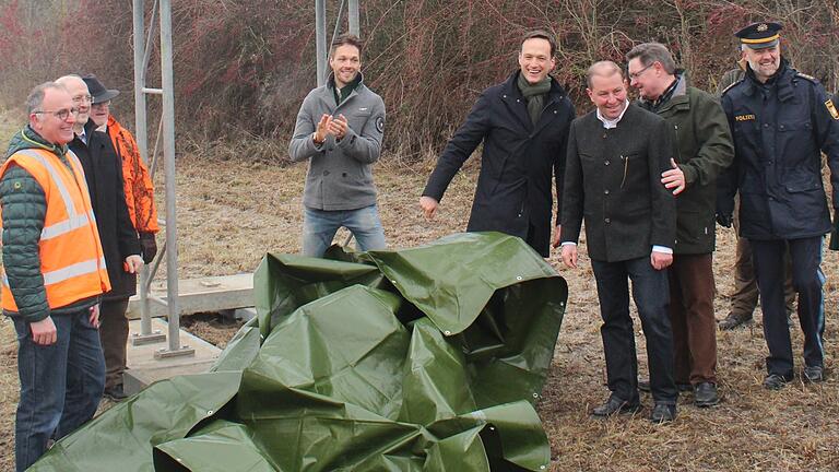 Innenstaatssekretär Gerhard Eck (Zweiter von rechts), Landrat Florian Töpper (Vierter von rechts) und Kreisbauhofleiter Norbert Müller (dazwischen) nahmen offiziell die Wild-Warn-Versuchsstrecke im Landkreis Schweinfurt in Betrieb.