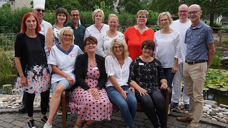 Der Wohnstift Steigerwald feiert zusammen mit dem Kinderhaus Gerolzhofen ein Sommerfest. Geschäftsführerin Isabella Steinmüller und ihr starkes Team vom Wohnstift. Links im Bild Sabine Klein, Gesamtleiterin des Kinderhauses Gerolzhofen.