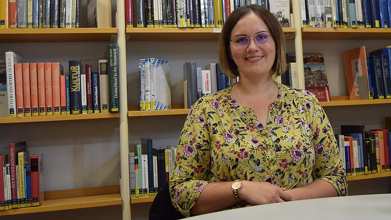 Jennifer Ashley vom Paritätischen Wohlfahrtsverband berät unter anderem in der Stadtbibliothek in Gemünden Flüchtlinge.