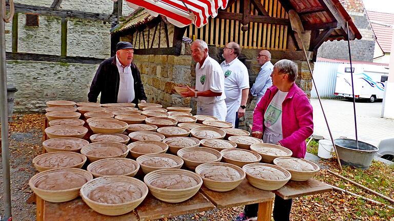 Brotbacktag des Historischen Fördervereins am Gochsumer Markt. Das Backteam um Günter Hack backt monatlich einmal im historischen Steinbackofen zwei verschiedene Brotsorten: Roggen- und Mischbrot.