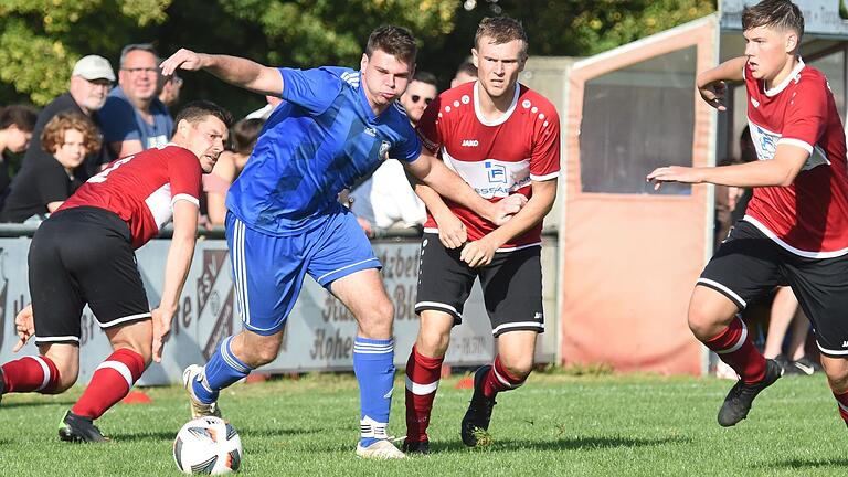 Noah Stock (blaues Trikot, Archivbild) erzielte den 4:0-Endstand beim klaren Sieg der SG Hendungen-Sondheim/Grabfeld beim TSV Aubstadt III. Noah Stock (blaues Trikot, Archivbild) erzielte den 4:0-Endstand beim klaren Sieg der SG Hendungen-Sondheim/Grabfeld beim TSV Aubstadt III. 